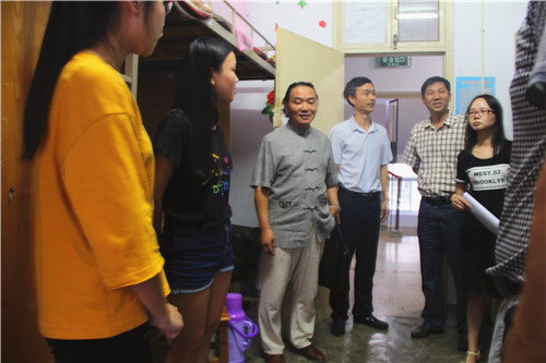 公司领导走访2016级新生宿舍