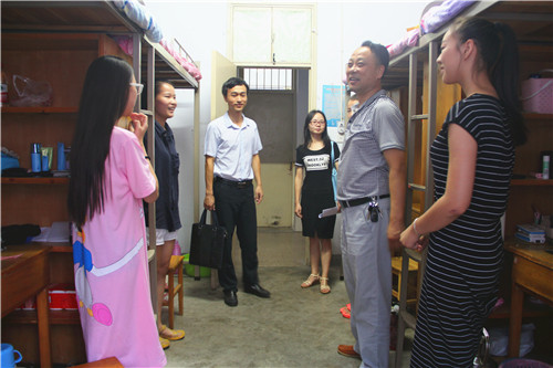 公司领导走访2016级新生宿舍