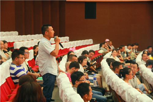 公司举行2016级新生家长见面会